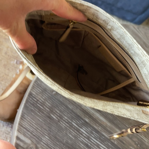 Michael Kors crossbody/ messengr - Picture 5 of 8